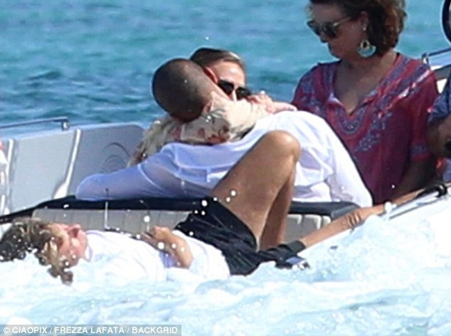 
Cặp đôi hò hẹn ít tháng thì Chloe bầu bí
