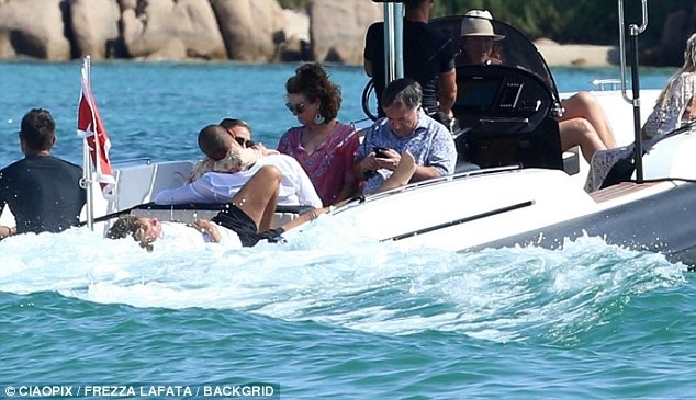 
Jeremy Meeks phớt lờ những chỉ trích về việc hám của, bỏ rơi vợ con.
