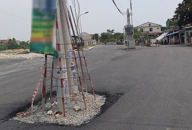 Cột điện nằm giữa đường, vướng mắc tái định cư... vào nghị trường - 2 Mở rộng đường giao thông khiến cột điện án ngữ giữa đường