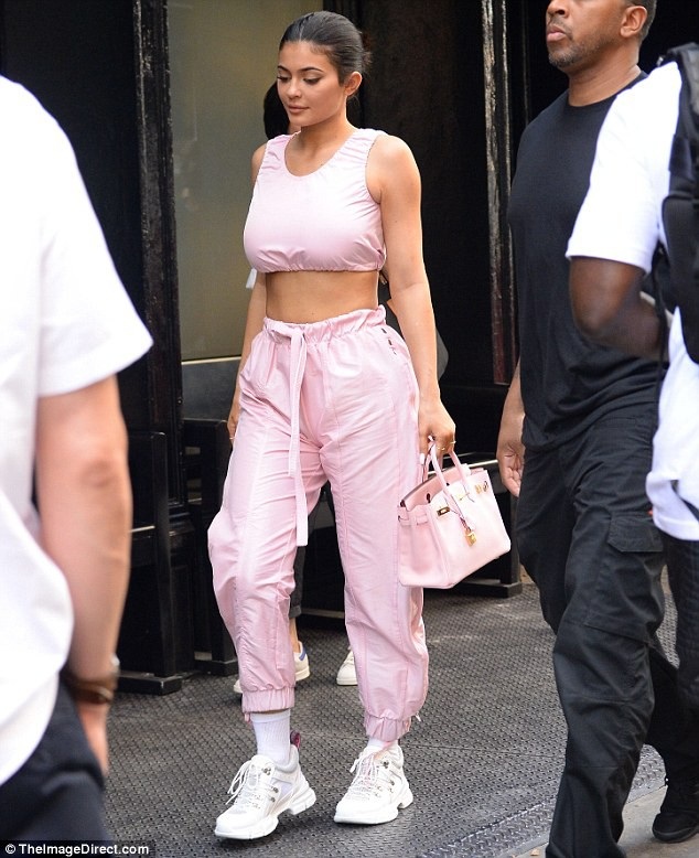 Kylie Jenner gợi cảm ra phố với cây đồ màu hồng - 4
Kylie Jenner và Travis Scott lên chức bố mẹ hồi tháng 2 vừa qua sau ít tháng hẹn hò