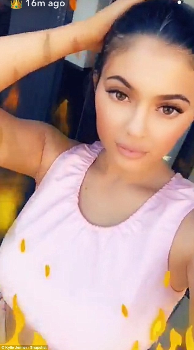Kylie Jenner gợi cảm ra phố với cây đồ màu hồng - 7
Kylie Jenner hiện rất thành công trong vai trò kinh doanh mỹ phẩm