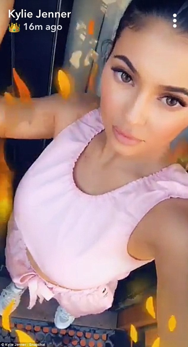 Kylie Jenner gợi cảm ra phố với cây đồ màu hồng - 9
Kylie Jenner kiếm bộn tiền từ khi còn ít tuổi và có thể trở thành tỷ phú trong vài năm tới.