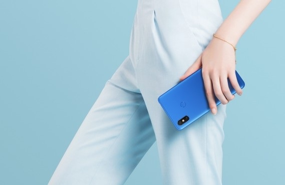 Xiaomi Mi Max 3 trình làng với màn hình lên đến 7-inch, kèm thỏi pin “khủng” - 2 Dù có màn hình lớn như Mi Max 3 vẫn có kích thước tổng thể không quá lớn, thuận tiện cho người dùng