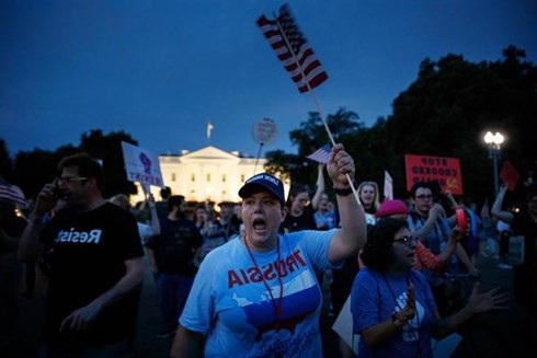 Hậu cuộc gặp Nga-Mỹ: Phe Cộng hòa cũng khó lòng bênh ông Trump? - 1
Biểu tình phản đối ông Trump ngay trước Nhà Trắng đêm 16/7, khi Tổng thống Mỹ trở về sau cuộc gặp với Tổng thống Nga Vladimir Putin tại Helsinki, Phần Lan. (Ảnh: NYT)