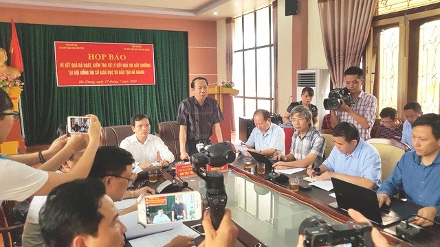 Hành vi nâng điểm cho thí sinh xử lý thế nào? - 1 
Quang cảnh buổi họp báo về điểm thi cao bất thường ở Hà Giang, chiều 17/7. (Ảnh: Báo Dân trí)