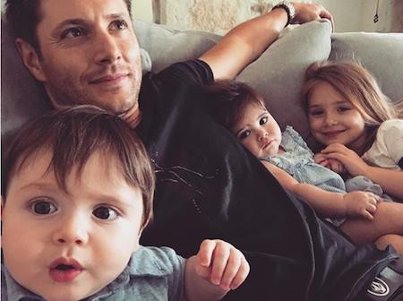 Những sao “vẹn cả đôi đường” gia đình lẫn sự nghiệp - 2 Trên phim thì Jensen Ackles có thể là một thợ săn quỷ cứng rắn nhưng ở ngoài đời, nam ca sĩ, diễn viên này cũng chỉ là một bậc phụ huynh vô cùng bận rộn. Từng thú nhận “làm bố là công việc không bao giờ kết thúc” nhưng Jensen Ackles vẫn biết cách giúp con gái mình trở thành công chúa và đón nhận hạnh phúc của một ông bố đảm.
