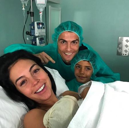 Những sao “vẹn cả đôi đường” gia đình lẫn sự nghiệp - 4 Cristiano Ronaldo giờ đã là một ông bố bốn con và CR7 ngày càng cho thấy mình là một người bố đảm đang đến nhường nào. Do các em còn quá nhỏ nên thường chỉ có mình cậu cả Cristiano Jr. cùng bố xuất hiện trong các chiến dịch quảng cáo và luôn ủng hộ bố trên khán đài thi đấu. Bản thân Cristiano Ronaldo cũng luôn luôn tâm niệm mình phải trở thành số 1 vì các con.
