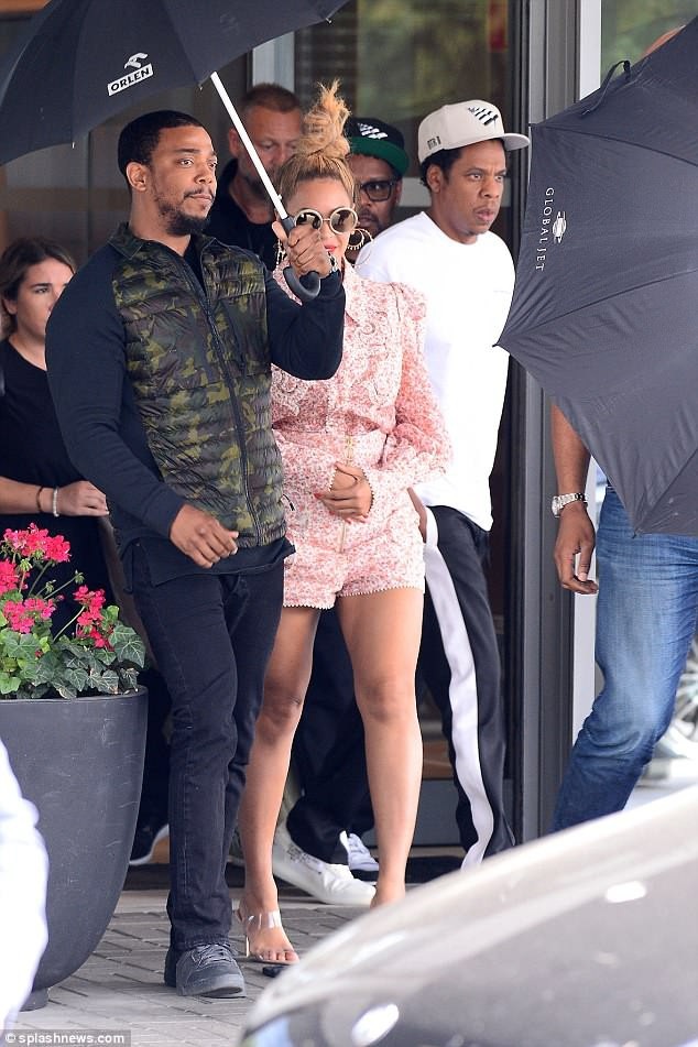 Diva quốc tế đang biểu diễn thì phải... trèo thang - 2 Beyonce (36 tuổi) và Jay Z (48 tuổi) hiện đang ở Warsaw, Ba Lan sau dịp cuối tuần biểu diễn tại đây.