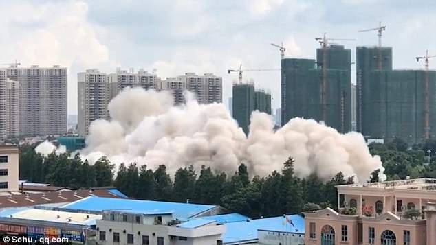 Làm ăn thua lỗ, khách sạn hạng sang bị đánh sập bằng thuốc nổ trong tích tắc - 3 Tất cả biến mất trong tích tắc, chỉ còn màn bụi dày bốc lên