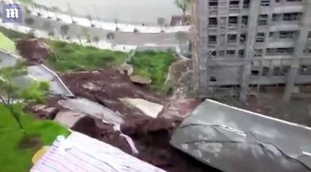Trung Quốc: Đoạn đường dài 50m đột nhiên sụt lún trong tích tắc - 2 Sự cố ảnh hưởng tới cư dân sống xung quanh đó