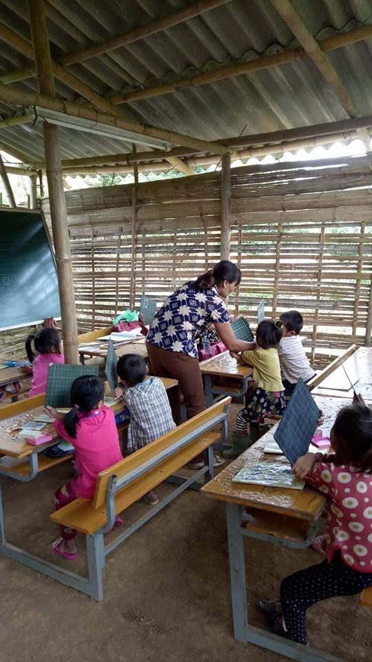 Khởi công xây dựng công trình phòng học Dân trí thứ 20 tại Chiềng Kheo - 2
Điểm trường bản Buốt gồm 2 phòng học tạm bợ tranh tre nứa lá