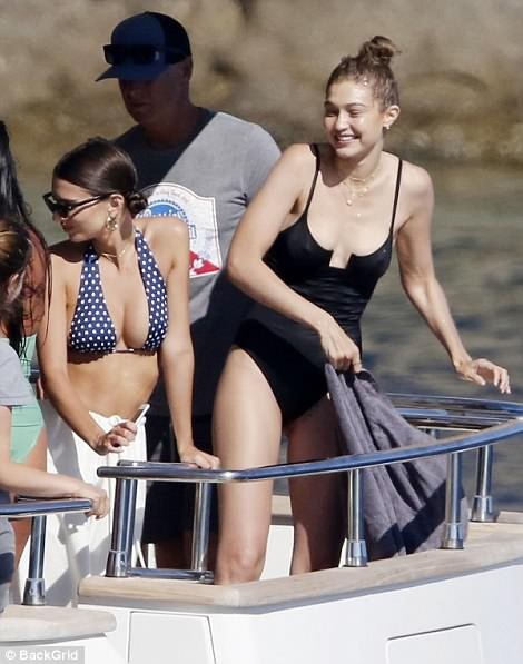 Gigi Hadid diện áo tắm liền mảnh vẫn quyến rũ - Ảnh 4. Gigi Hadid diện áo tắm liền mảnh vẫn quyến rũ - Ảnh 4.