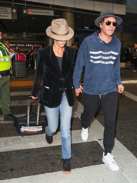 "Tình cũ" Johnny Depp kết hôn ở tuổi 46 - 5
Đạo diễn Samuel Benchetrit không phải tình yêu đầu của nữ diễn viên Pháp nhưng lại là người đầu tiên cô chịu kết hôn ở tuổi cận kề ngũ tuần