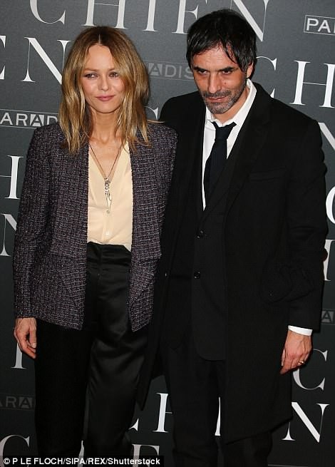 "Tình cũ" Johnny Depp kết hôn ở tuổi 46 - 7
Ngôi sao người Pháp và chồng mới cưới phải lòng nhau tại trường quay của phim Chien- năm 2016