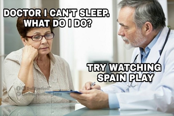 “Bác sĩ, tôi không thể ngủ được, tôi phải làm gì?” - “Hãy thử xem đội Tây Ban Nha thi đấu”, một bức ảnh chế châm biếm lối đá ru ngủ và nhàm chán của đội tuyển Tây Ban Nha trong trận đấu với Nga khi liên tục chuyền qua chuyền lại mà không thể tấn công