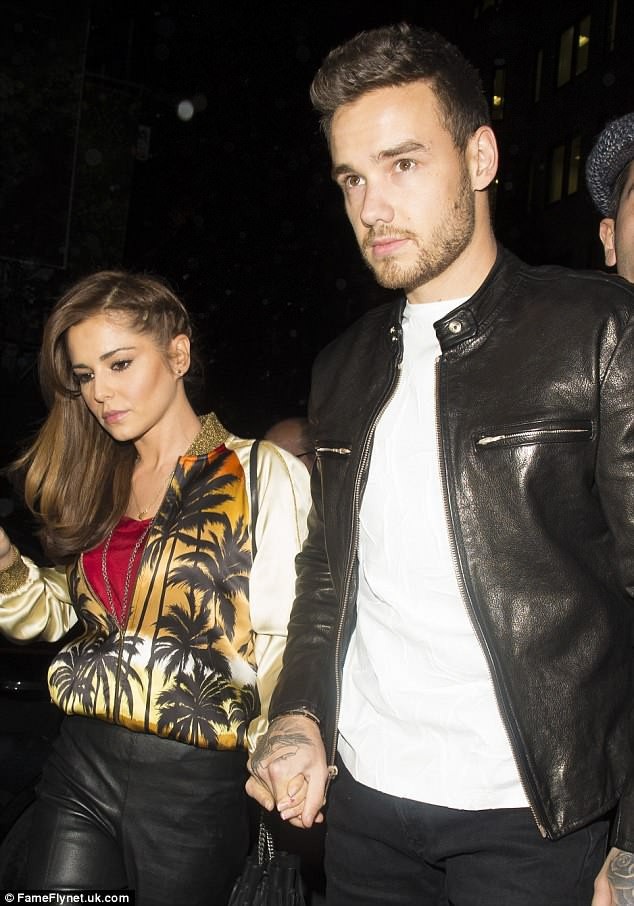 
Chính lối sống khác biệt và sự xuất hiện của cậu con trai Bear cùng công việc bận rộn đã khiến Cheryl và Liam ngày càng xa cách và xung đột.
