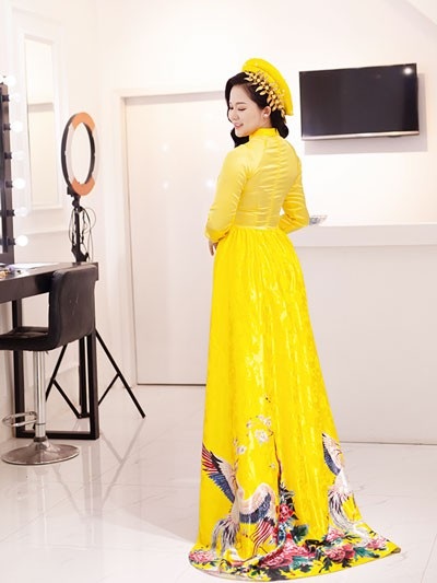 Phạm Thuỳ Dung lộng lẫy trên sân khấu chung kết Lễ hội pháo hoa quôc tế - 2 Sao mai Thùy Dung chuẩn bị trang phục lộng lẫy cho đêm diễn.