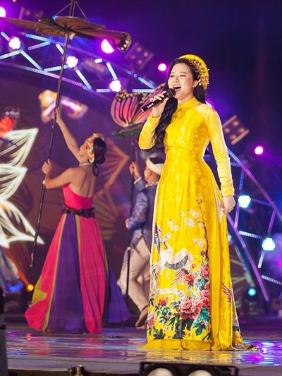 Phạm Thuỳ Dung lộng lẫy trên sân khấu chung kết Lễ hội pháo hoa quôc tế - 4 Phạm Thuỳ Dung lộng lẫy trên sân khấu chung kết Lễ hội pháo hoa quôc tế - 4