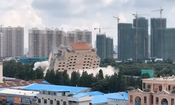 Làm ăn thua lỗ, khách sạn hạng sang bị đánh sập bằng thuốc nổ trong tích tắc - 1 Công trình bị đánh sập bằng thuốc nổ trong tích tắc