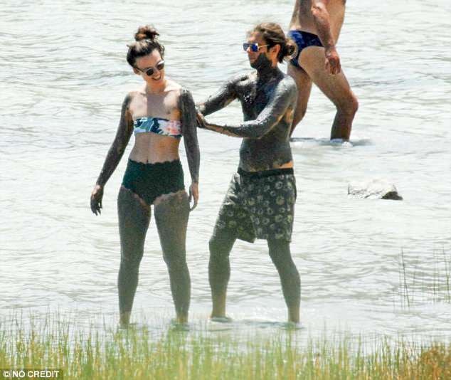 Keira Knightley tự tin với "vòng một" siêu phẳng - 9