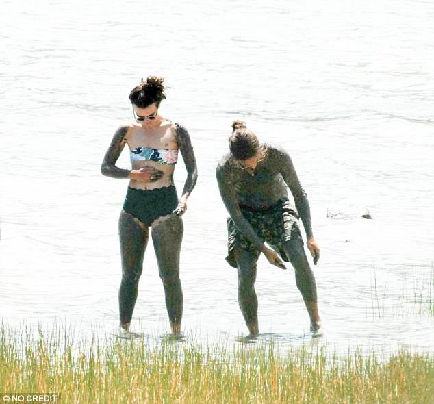 Keira Knightley tự tin với "vòng một" siêu phẳng - 7