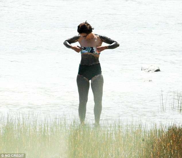 
Nữ diễn viên người Anh không chạy theo mốt nâng cấp vòng một như phần lớn những ngôi sao nữ trên thế giới. Cô thổ lộ rằng, cô yêu thích cơ thể mà cha mẹ ban tặng và không có ý định dao kéo thẩm mỹ.
