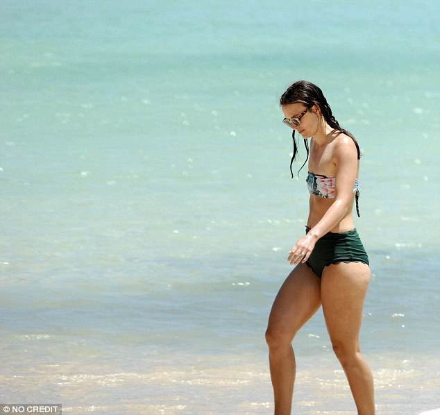 
Ngôi sao nổi tiếng diện áo tắm hai mảnh và tung tăng tạo dáng trên bãi biển. Dù sở hữu vòng một khiêm tốn, Keira vẫn rất tự tin.
