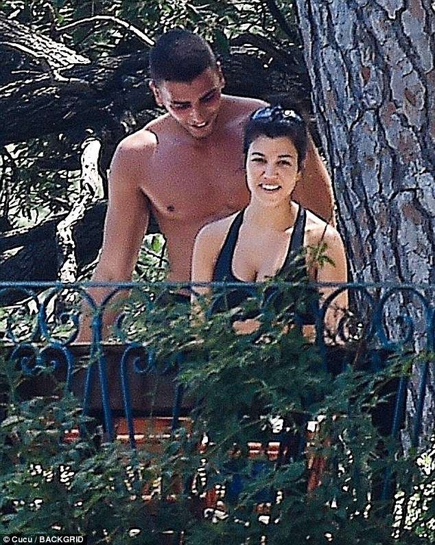 Bạn trai kém 14 tuổi “khóa môi” Kourtney Kardashian say đắm - 1
Kourtney Kardashian, 39 tuổi, và bạn trai, Younes Bendjima, 25 tuổi, đi nghỉ mát tại Ý gần 2 tuần nay. Cặp đôi lọt vào ống kính của giới săn tin khi đang cùng nhau tập thể dục trong khu nghỉ dưỡng.