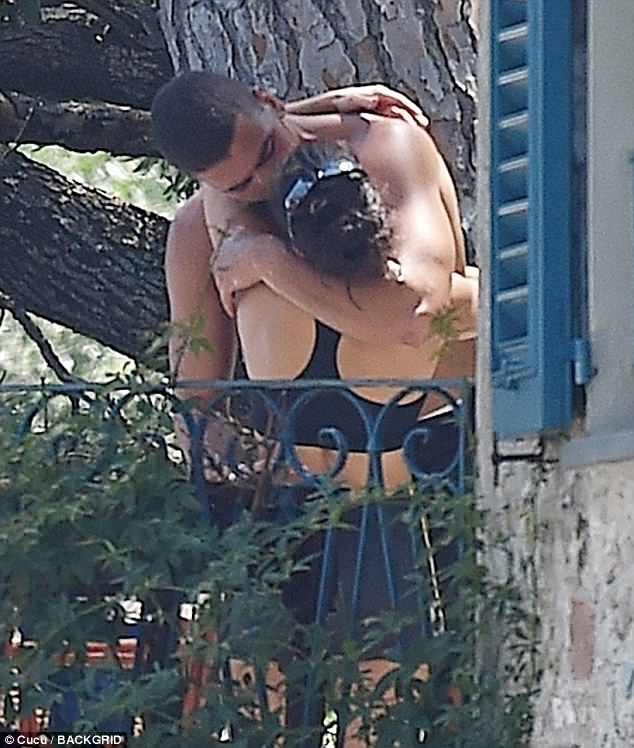 Bạn trai kém 14 tuổi “khóa môi” Kourtney Kardashian say đắm - 5
Younes Bendjima khóa môi bạn gái hơn tuổi say đắm. Anh và Kourtney đã nắm tay nhau đi du lịch khắp thế giới suốt 1 năm qua.
