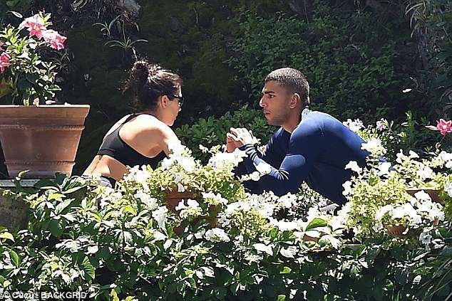 Bạn trai kém 14 tuổi “khóa môi” Kourtney Kardashian say đắm - 8
Cặp đôi cùng tập luyện trong vườn và trò chuyện vui vẻ. Được biết, ba con riêng của Kourtney cũng có mặt trong chuyến đi này.
