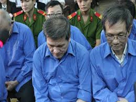 Đang trong tù, cựu giám đốc tiếp tục bị khởi tố - 1 Dương Thanh Cường (bên trái) và Lê Thành Công tại phiên toà.