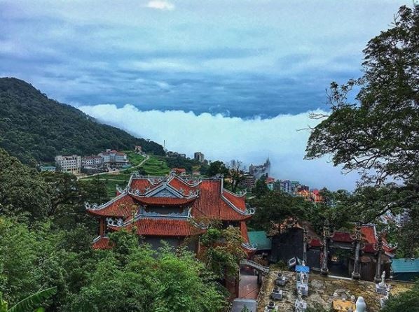 Nhiệt độ chỉ 18 độ C, Tam Đảo trở thành “thiên đường” trốn nắng tuyệt vời - 8 Đền Bà Chúa Thượng Ngàn ẩn hiện trong mây mù. Ảnh: @meiiminn