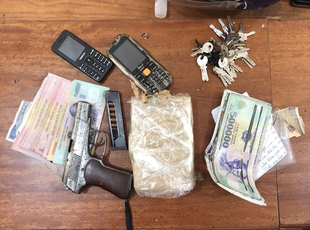 Lâm tặc bỏ nghề, thủ súng ngắn đi buôn ma túy - 2 Ma túy, súng và đạn thu được trên người Lương Văn Định