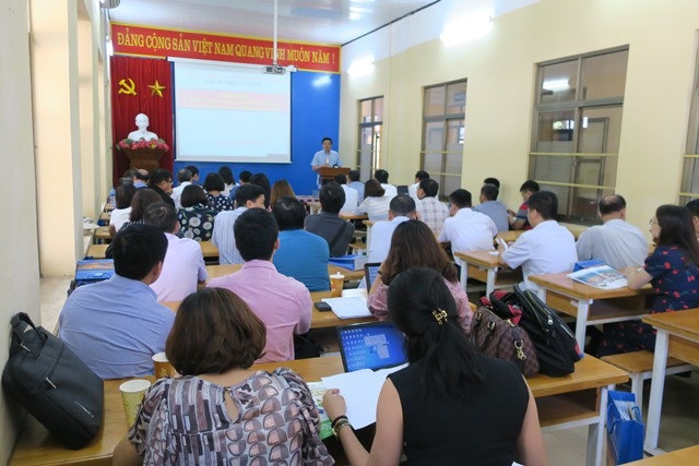 Số vụ tai nạn lao động đã giảm 5 % giai đoạn năm 2011-2017 - 1
Đai diện Ban an toàn (Tổng Công ty điện lực miền Bắc) đang giới thiệu về công tác ATVSLĐ.