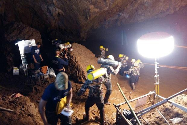 Đội cứu hộ Thái Lan gặp khó khi tiếp cận nơi đội bóng có thể đang trú ẩn - 3
Nhân viên cứu hộ đưa các bình dưỡng khí vào trong hang sẵn sàng tiếp ứng cho thợ lặn. (Ảnh: Bangkok Post)