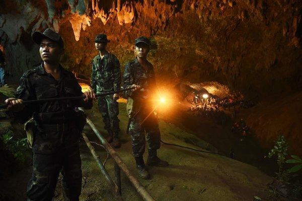 Đội bóng Thái Lan được tin còn sống sót ở đoạn cuối hang - 1
Binh sĩ Thái Lan tham gia cứu hộ. (Ảnh: NYTimes)