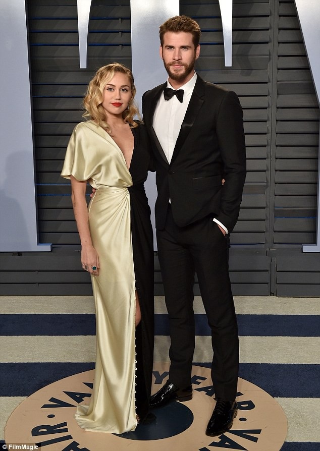 Liam Hemsworth đáp trả tin đồn chia tay Miley Cyrus - 1
Cách đây ít ngày, nhiều tờ báo bất ngờ đưa tin Miley Cyrus và bạn trai Liam Hemsworth đã chia tay nhau