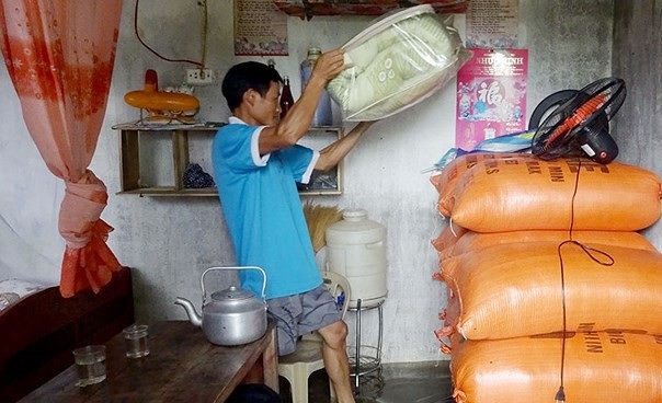 8 ngôi làng đang bị nước lũ cô lập - 3 Người dân phải kê cao tài sản tránh bị nước tràn vào.
