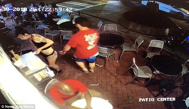 Clip “cô gái dạy cho tên biến thái một bài học” khiến dân mạng thích thú - 1 Gã đàn ông biến thái chạm vào mông của Holden khi cô không để ý