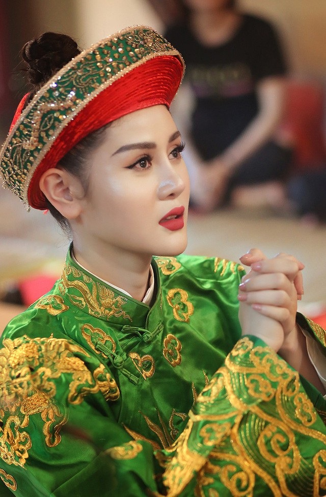 Theo chân “cô đồng xinh đẹp" Hà Vy khám phá nước Nga - 2 Hẳn độc giả chưa quên hình ảnh của Hà Vy từng có một thời gian được lan truyền trên mạng.