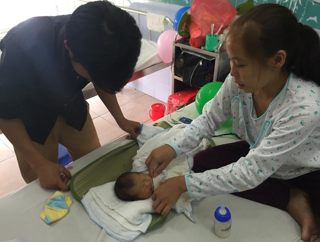 Bạn đọc giúp bé Giàng Thị Pàng bị tim bẩm sinh hơn 72 triệu đồng - 2 Những ngày điều trị ở trên viện, hai vợ chồng Hòa đã nhận được những suất cơm từ thiện của bệnh viện phát cho.