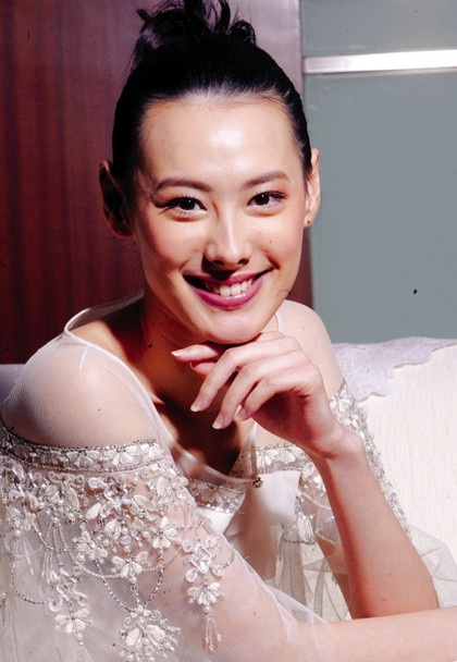Lương Lạc Thi: Khi giấc mơ Lọ Lem đổi đời tan vỡ! - 2
Mỹ nhân xinh đẹp một thời của làng giải trí Hồng Kong giờ vẫn độc thân và vui sống bên 3 cậu con trai.