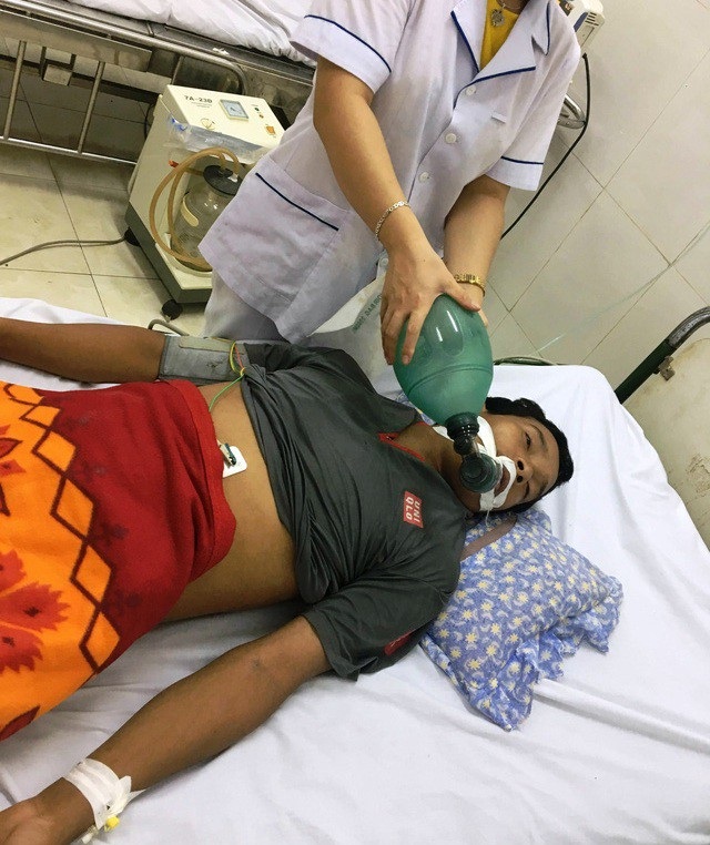 Vụ người tử vong, người nguy kịch: Rượu ngâm cây lá ngón - 1 Sau khi uống rượu ngâm từ lá ngón, anh Vi Văn Sơn phải nhập viện cấp cứu.