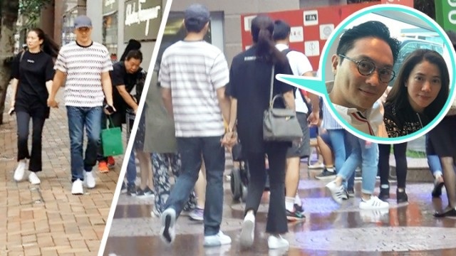 Trương Trí Lâm: Người đàn ông thích nắm tay vợ chốn đông người - 1
Ngày 18/7 vừa rồi, khán giả hâm mộ đã bắt gặp vợ chồng Trương Trí Lâm và Viên Vịnh Nghi tại một trung tâm thương mại. Dù ở nơi đông người, cặp tình nhân nổi tiếng của làng giải trí Hồng Kong vẫn vui vẻ và thoải mái nắm tay nhau. Họ liên tục trò chuyện rất vui vẻ dù đã kết hôn được 16 năm.