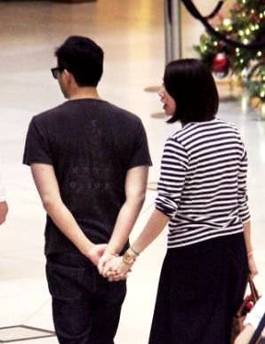 Trương Trí Lâm: Người đàn ông thích nắm tay vợ chốn đông người - 8
Nắm tay vợ là cách Trí Lâm thể hiện tình cảm và thói quen rất tự nhiên của ngôi sao điển trai xứ hương cảng.