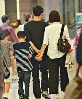 Trương Trí Lâm: Người đàn ông thích nắm tay vợ chốn đông người - 9
Trương Trí Lâm chia sẻ, anh yêu vợ một cách tự nhiên và chân thành. Rất nhiều lần, Trương Trí lâm công khai thể hiện tình cảm với vợ tại những sân khấu lớn. Câu nói “Anh yêu em” hay những cái nắm tay vợ thật chặt tại những sự kiện mà họ cùng sánh đôi luôn được Trí Lâm thực hiện một cách thoải mái.