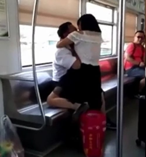 Cãi nhau với chồng, cô gái bất ngờ quay ra... cắn người xung quanh rồi thoát y - 1 Cô gái ngồi lên người nam hành khách và cắn chặt vào mặt người này