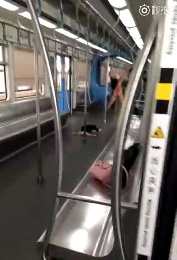 Cãi nhau với chồng, cô gái bất ngờ quay ra... cắn người xung quanh rồi thoát y - 2 Cô gái bất ngờ cởi bỏ hết quần áo sau khi đã tấn công người khác