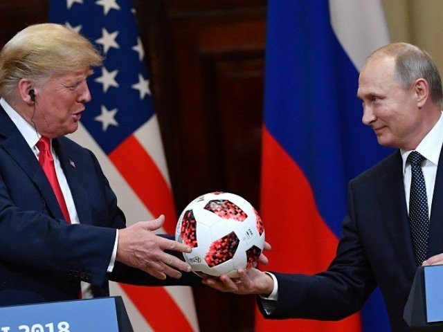 “Số phận” món quà đặc biệt Tổng thống Putin tặng ông Trump - 1 Tổng thống Putin tặng người đồng cấp Mỹ một quả bóng trong cuộc họp báo tại Helsinki (Ảnh: Reuters)