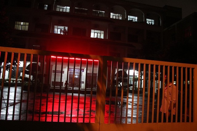 Đại diện Bộ GD&ĐT tại Lạng Sơn: "Đang rà soát, đối chiếu tất cả quy trình thi, chấm thi" - 1
Phòng làm việc của đoàn xác minh điểm thi bất thường sáng đèn làm việc xuyên đêm.